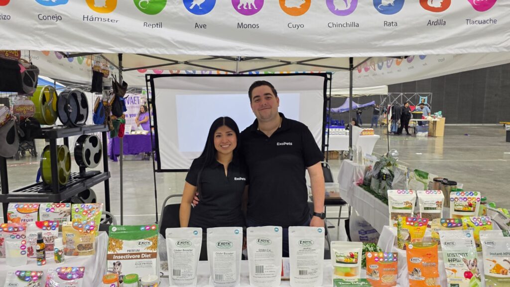 El equipo de ExoPets en su stand, con alimentos y accesorios para mascotas exóticas.
